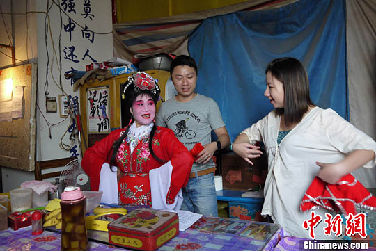 广西青年自发体验百年传统彩调剧