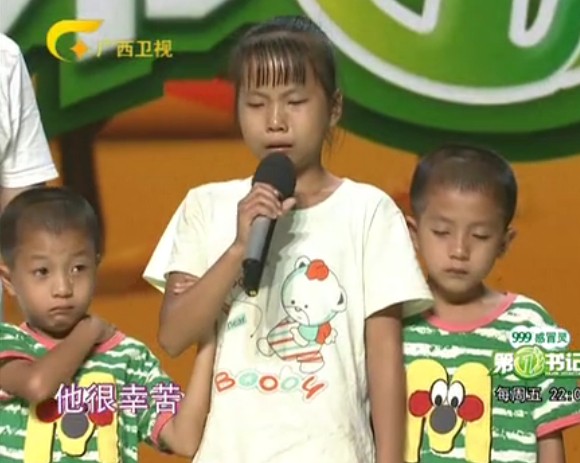 一家四口挤土房小妹当姐又当妈