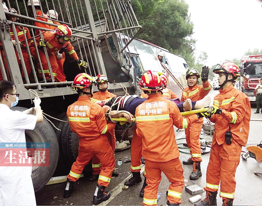 大客车追尾大货车 事故造成1死6伤