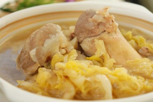 西林马蚌乡的一个传统菜：酸菜骨头汤