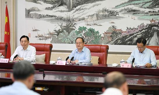 自治区党委常委会、自治区扶贫开发领导小组专题传达学习习近平总书记脱贫攻坚工作重要讲话精神